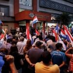 AME2570. ASUNCIÓN (PARAGUAY), 01/02/2021.- Centenares de personas, entre ellas políticos opositores y miembros de plataformas ciudadanas, exigieron la liberación de Efraín Alegre, presidente del Partido Liberal que lleva cinco días en prisión preventiva, hoy en Asunción (Paraguay). Los manifestantes también pidieron la destitución de la fiscal general del Estado, Sandra Quiñónez, en una protesta frente al Ministerio Público, acordonado por un fuerte dispositivo policial. EFE/Nathalia Aguilar