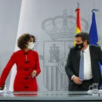 La portavoz del Gobierno y ministra de Hacienda, María Jesús Montero, y el ministro de Inclusión, Seguridad Social y Migraciones, José Luis Escrivá