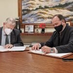 Francisco Vélez de Luna, presidente del Consejo de Hermandades, y José Luis García-Palacios, presidente de la Fundación Caja Rural del Sur, en la firma del convenio