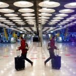 Un pasajero cruza una de las salas del Aeropuerto Adolfo Suárez Madrid-Barajas