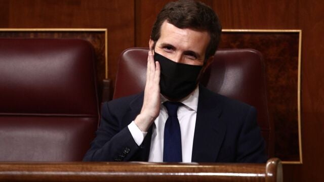 El líder del PP, Pablo Casado, hace un gesto en su cara durante la primera sesión de control al Gobierno de 2021