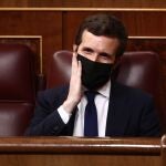 El líder del PP, Pablo Casado, hace un gesto en su cara durante la primera sesión de control al Gobierno de 2021