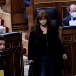 La portavoz de JxCat en el Congreso Laura Borrás (c) pasa entre el nuevo ministro de Política Territorial y Función Pública, Miquel Iceta (d), y el portavoz de ERC en el Congreso, Gabriel Rufián (i)