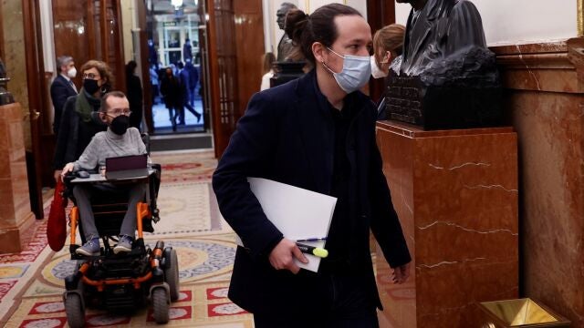 El vicepresidente segundo, Pablo Iglesias (d), y el portavoz de Unidas Podemos, Pablo Echenique, llegan a la sesión de control al Gobierno, en el Congreso de los Diputados