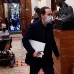 El vicepresidente segundo, Pablo Iglesias (d), y el portavoz de Unidas Podemos, Pablo Echenique, llegan a la sesión de control al Gobierno, en el Congreso de los Diputados