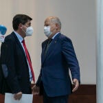 El vicepresidente de la Junta y consejero de Turismo, Regeneración, Justicia y Administración Local, Juan Marín (i), y el consejero de Educación y Deporte, Javier Imbroda (d)