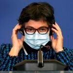 La ministra de Exteriores le recuerda a su homólogo ruso que España es “una democracia plena”.