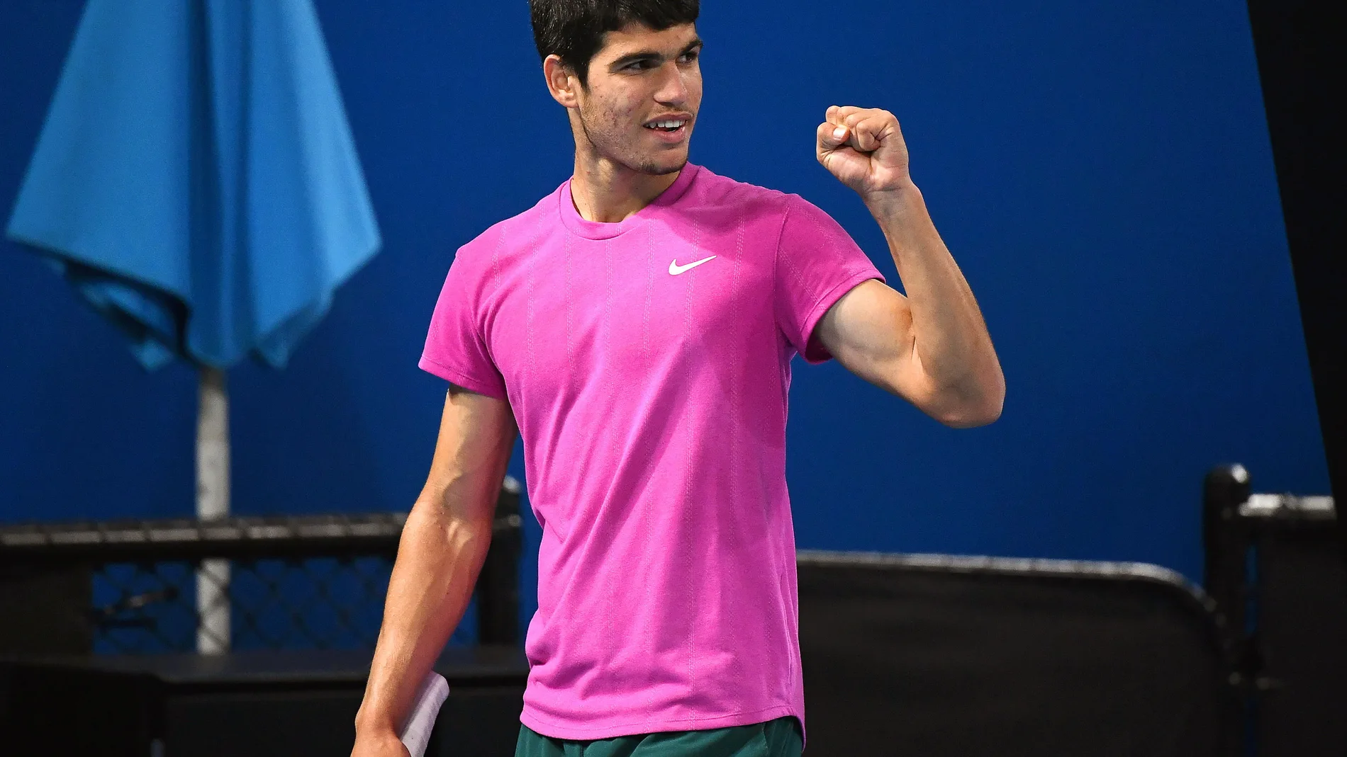 Carlos Alcaraz celebra su triunfo ante el belga Goffin
