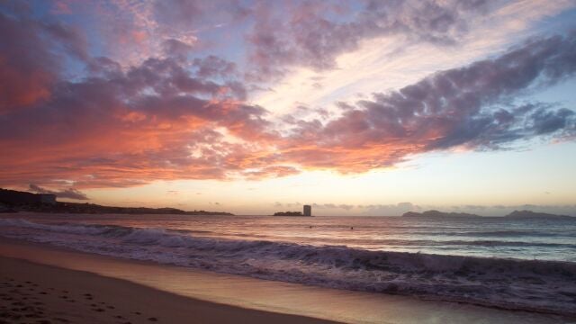 Atardecer en las Rías Bajas, en la playa de Samil en Vigo.