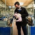 Pablo Casado, ayer en un acto de campaña en una granja en Lérida