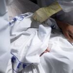 Personal sanitario del Hospital Universitario Marqués de Valdecilla de Santander atiende a enfermos con coronavirus en una de las UCI-Covid del hospital cántabro