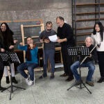 Varios miembros de la Orquesta, en la Parroquia de Santa Elena, cerca de la Plaza de Colón