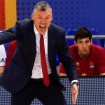 Sarunas Jasikevicius da órdenes a sus jugadores tan expresivo como siempre