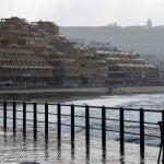 Fuerte oleaje en Las Palmas de Gran Canaria, en Canarias (España). Canarias recibió este miércoles una profunda vaguada atlántica que provocará un aumento considerable de la inestabilidad atmosférica durante los próximos días, ya que el archipiélago estará afectado por lluvias fuertes, granizo, nevadas, viento fuerte, olas de hasta 5 metros de altura y, al mismo tiempo un acusado descenso térmico.