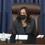 La vicepresidenta Kamala Harris se sienta en la silla en el pleno del Senado para emitir el voto de desempate