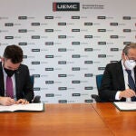 Rafael Tortuero Martín, director de Ibermutua en Castilla y León y La Rioja, y por David García López, rector de la UEMC, suscriben el acuerdo