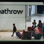 Viajeros a su llegada al aeropuerto de Heathrow en Londres
