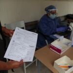 Miembros designados de las mesas electorales, donde se realizan los sufragios para las elecciones presidenciales, se realizan voluntariamente pruebas de covid-19