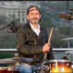 El portavoz de Cs, Edmundo Bal tocando la batería del grupo "Vitamina C"