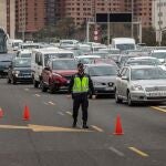 Agentes de la Policia Nacional realizan un control en la salida hacia Barcelona cuando a las 15 horas de este viernes comienza a aplicarse, por segundo fin de semana consecutivo, el cierre perimetral de las dieciséis ciudades de la Comunitat Valenciana de más de 50.000 habitantes, de las que no se podrá salir ni entrar sin causa justificada hasta las 6 de la mañana del lunes. EFE/Biel Aliño