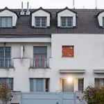 Imagen de un chalet con las ventanas tapiadas en Leganés por el miedo de sus propietarios a que sea ocupado ilegalmente. © Jesús G. Feria.