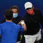 Rafael Nadal saluda a Fabio Fognini la semana pasada durante la eliminatoria de la ATP Cup que España jugó con Italia
