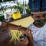 BRA02. AUTAZES (BRASIL), 06/02/21.- Una trabajadora del Distrito Sanitario Especial Indígena (DSEI) de Manaos vacuna a la indígena Ruan Viana, de 18 años, el 5 de febrero de 2021, en el municipio de Autazes, estado de Amazonas (Brasil). En condiciones extremas, la vacunación contra la covid-19 de las comunidades indígenas de la Amazonía brasileña se ha convertido en una odisea a contrarreloj, ante el repentino aumento de contagios y la irrupción de la nueva variante del virus que ya preocupa a medio mundo. EFE/ Raphael Alves