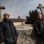Javier Sanz, a la izquierda, alcalde de Frumales, con Olegario Acebes, testigo de los hechos, delante de la iglesia de Frumales