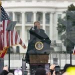 En esta foto de archivo del 6 de enero de 2021, Donald Trump habla durante un mitin de protesta por la certificación del colegio electoral de Joe Biden como presidente