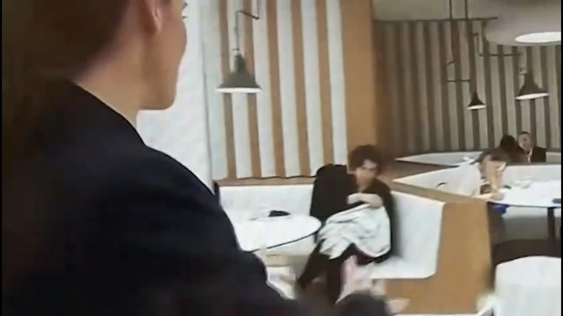 Teresa Arévalo, la asesora de Irene Montero, con la hija de la ministra en brazos