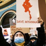 06 February 2021, US, Des Moines: A member of Iowa's Burmese community holds up the three finger salute during a demonstration against the military coup in Myanmar. Myanmar's military seized power on 1 February 2021 and detained government officials including the de facto leader Aung San Suu Kyi. Photo: Jack Kurtz/ZUMA Wire/dpa06/02/2021 ONLY FOR USE IN SPAIN