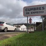 Acceso desde una carretera comarcal a Cumbres de Enmedio (Huelva). EFE/Fermín Cabanillas