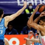 Tavares intenta hacerse con un rebote ante Djurisic