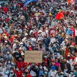 07 February 2021, Myanmar, Yangon: Protesters march toward Sule Pagoda during a demonstration against the military coup in Myanmar. Myanmar's military seized power on 1 February 2021 and detained government officials including the de facto leader Aung San Suu Kyi. Photo: Aung Kyaw Htet/SOPA Images via ZUMA Wire/dpaAung Kyaw Htet/SOPA Images via Z / DPA07/02/2021 ONLY FOR USE IN SPAIN