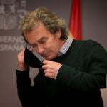 El director del Centro de Coordinación de Alertas y Emergencias Sanitarias (CCAES), Fernando Simón se quita la mascarilla durante una rueda de prensa convocada ante los medios de comunicación en el Ministerio de Sanidad para informar sobre la evolución del coronavirus, en Madrid, (España), a 8 de febrero de 2021. 08 FEBRERO 2021;CORONAVIRUS;CONTAGIOS;RESTRICCIONES;INFECTADOS;PANDEMIA;SANIDAD T.Rozas. POOL / Europa Press 08/02/2021