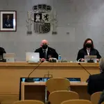El tribunal que juzga la "caja B" del PP, en la imagen en una sesión del juicio, debe decidir ahora si aplaza de nuevo la reanudación de la vista oral