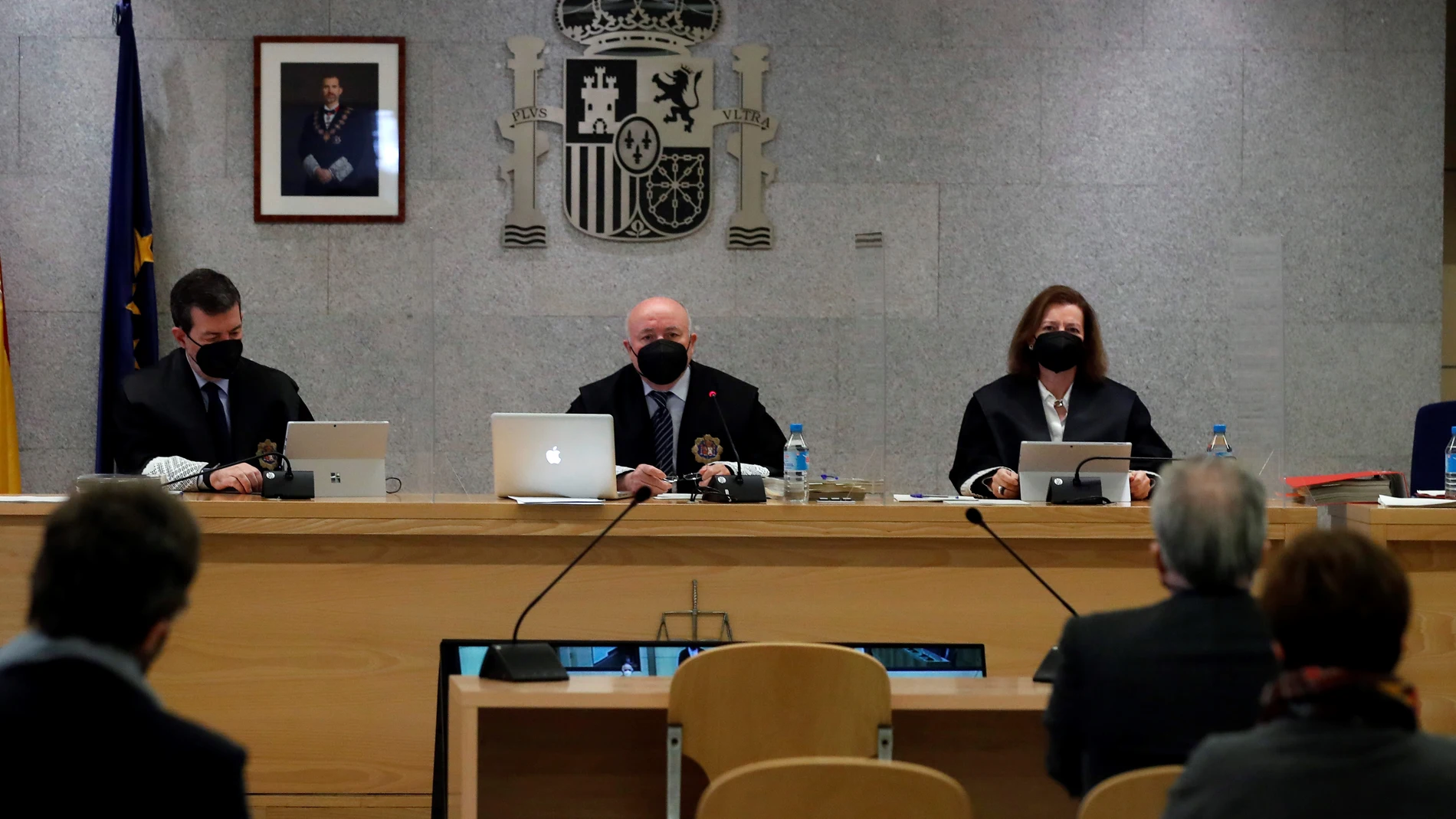 El tribunal que juzga la "caja B" del PP, en la imagen en una sesión del juicio, debe decidir ahora si aplaza de nuevo la reanudación de la vista oral