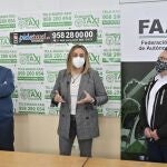 La consejera de Fomento, Infraestructuras y Ordenación del Territorio, Marifrán Carazo, en la reunión con representantes de la Gremial del Taxi de Granada y de la Federación Andaluza de Autónomos del Taxi (FAAT)