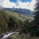 Un senderista en la Sierra de Guadarrama