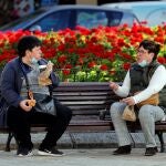 Dos personas almuerzan guardando la distancia de seguridad en la ciudad de Valencia
