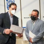 El diputado de Contratación y Administración Electrónica, Guzmán Gómez, conversa con el responsable del servicio de contratación y nuevas tecnologías, Alfonso Romo, tras presentar el informe