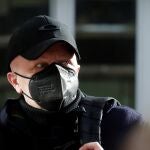 MADRID, 08/02/2021.- Paco Sanz, el hombre de los 2.000 tumores acusado de estafar 264.780 euros a miles de personas, se dirige a medios de comunicación a su llegada al juicio por estafa, entre otras personas, a famosos como el humorista José Mota, el presentador de televisión Jorge Javier Vázquez, entre otros, por lo que se enfrenta a seis años de prisión. EFE/ J.j. Guillén