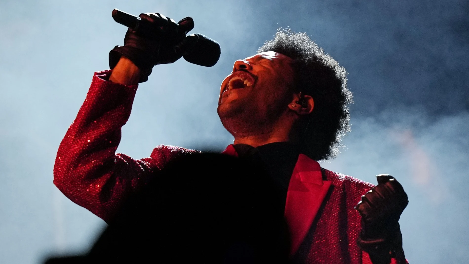 The Weeknd durante el espectáculo el partido de la Super Bowl, entre los Kansas City Chiefs y los Tampa Bay Buccaneers, el domingo 7 de febrero de 2021, en Tampa, Florida. (AP Photo/David J. Phillip)