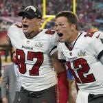 Brady y su compañero Gronkowski