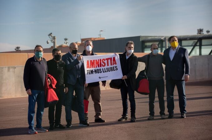 Los presos independentistas, a la salida del centro penitenciario de Lledoners.