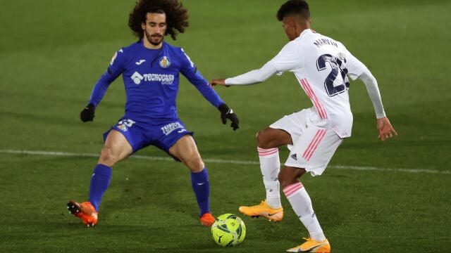 El centrocampista del Real Madrid Marvin Olawale (d) pelea un balón con el centrocampista del Getafe Marc Cucurella durante el partido aplazado de LaLiga, que se disputa este martes en el estadio Alfredo di Stéfano
