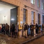 Estudiantes hacen cola mientras esperan para recoger cajas de alimentos y artículos sanitarios de la asociación Linkee en París