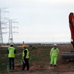 Varios operarios trabajan en las obras del acceso ferroviario al Puerto de Sagunto