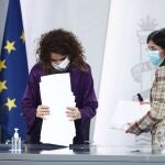 La ministra portavoz y de Hacienda, María Jesús Montero (i), y la ministra de Sanidad, Carolina Darias, al finalizar una rueda de prensa posterior al Consejo de Ministros en Moncloa
