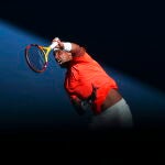 Rafa Nadal sacando en el partido contra Laslo Djere. Es el golpe que le molesta por sus problemas en la espalda